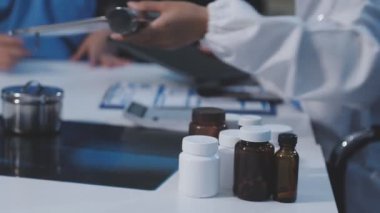 Tıbbi Maskeli Doktor