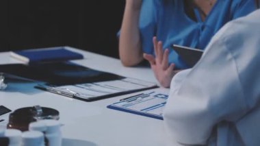 Doktor ofisteki bir panoya yazı yazıyor..