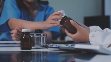 Genç Asyalı kadın hasta ile birlikte.