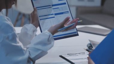 Klinikte çalışan genç bir doktor.