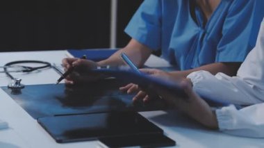 Hastanede dijital tablet bilgisayarda çalışan bir doktor. tıbbi sağlık hizmeti kavramı.