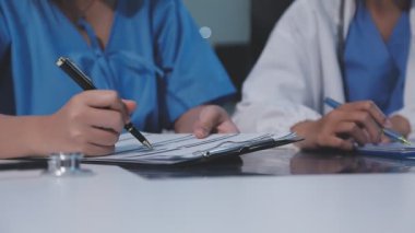 Doktor bir panoda yazıyor.