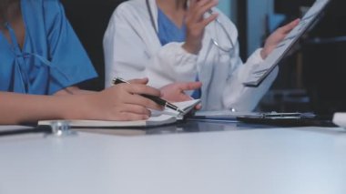 Kadın doktor hastane odasında, tıbbi ekiple.