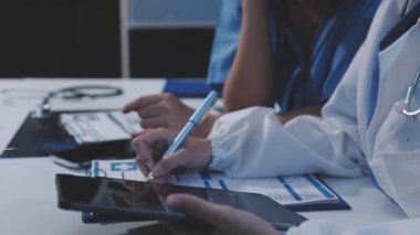 Ofiste dijital tabletle çalışan bir doktor