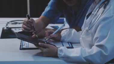 Doktor panoya yazı yazıyor.