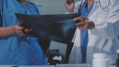 Doktor elinde ışın tutuyor.