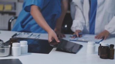 Yakın çekim. Doktorlar masada çalışıyor.