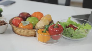Taze sebzeler masada.