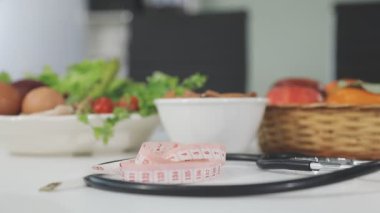 Ahşap masa üzerinde taze organik meyve