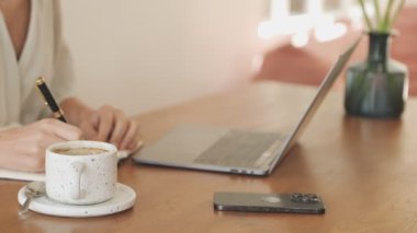 Kadın defter üzerinde yazma