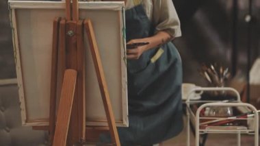 Sanat stüdyosunda sanatçı..