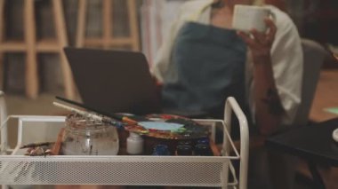 Atölyede çalışan kadın sanatçı