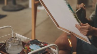 Stüdyoda ressamın el resmi, orijinal fotoset.