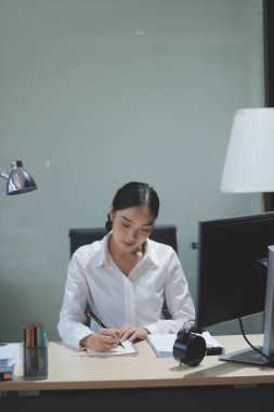 Modern Ofis İşadamı Bilgisayar üzerinde çalışıyor. Masasında dizüstü bilgisayarda çalışan başarılı bir Latin IT yazılım mühendisi portresi. Profesyonellerin olduğu çeşitli işyerleri. Ön Görünüm Görüntüsü