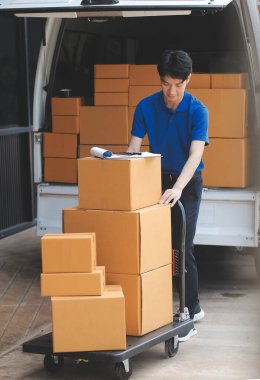 Kamyon Mover Kutuları ve Taşıma Evi 'ni boşaltıyor