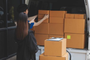 Kamyon Mover Kutuları ve Taşıma Evi 'ni boşaltıyor