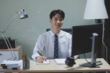 Modern Ofis İşadamı Bilgisayar üzerinde çalışıyor. Masasında dizüstü bilgisayarda çalışan başarılı bir Latin IT yazılım mühendisi portresi. Profesyonellerin olduğu çeşitli işyerleri. Ön Görünüm Görüntüsü