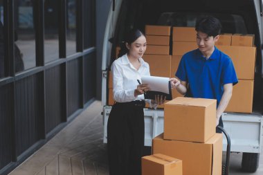 Kamyon Mover Kutuları ve Taşıma Evi 'ni boşaltıyor