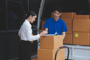 Kamyon Mover Kutuları ve Taşıma Evi 'ni boşaltıyor