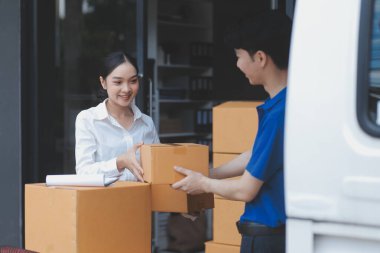 Kamyon Mover Kutuları ve Taşıma Evi 'ni boşaltıyor