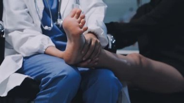 Hasta odasında steteskop tutan bir doktorun elini kapat.