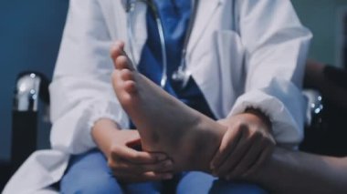 Stetoskop tutan bir doktorun fotoğrafını çek.