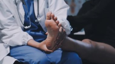 Doktor ve hasta ofiste oturuyor.