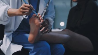 Doktor klinikteki hastayı muayene ediyor.