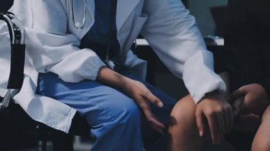 Hastanede doktorların ellerini kapatıyorlar.