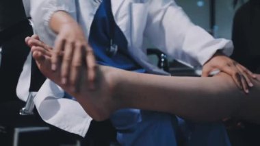 Yakın plan - Klinikteki hastayı muayene eden doktorun görüntüsü