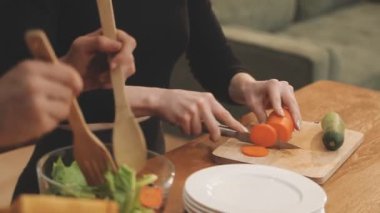 genç kadın kesme sebze