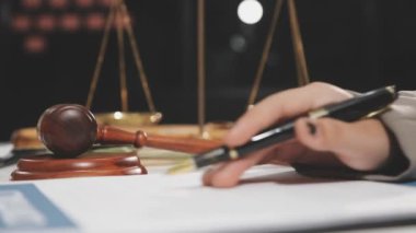 Mahkemede tokmak ve teraziyle çalışan bir avukat. Hukuk ve adalet kavramı