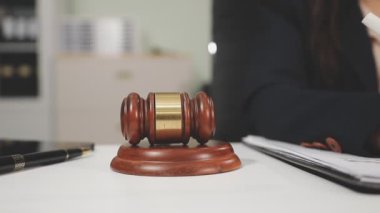 Yargıç Gavin, mahkeme salonundaki masada. Hukuk ve adalet kavramı
