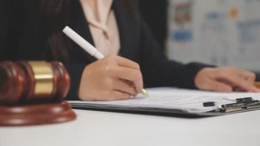 Mahkemede çekiçle avukat ya da hakim