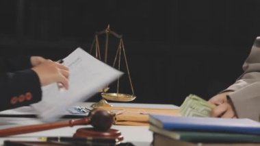 Ofiste çalışan iş adamları