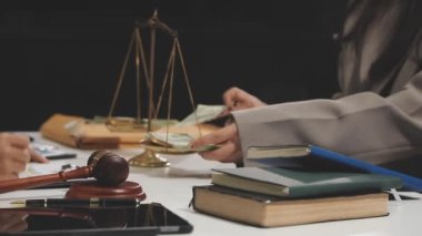 Ofiste çalışan bir avukat..