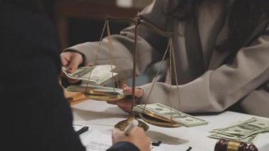 İş kadını işyerinde fatura sayıyor ve para sayıyor.