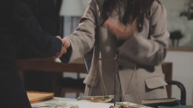 İş dünyası ofiste tokalaşıyor.