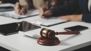 İş ekibi ofiste bir toplantı üzerinde çalışıyor..