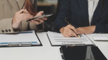 İş ekibi iş yerinde çalışır.