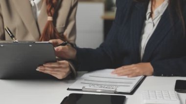 yakın plan - ofiste dizüstü bilgisayarda çalışan iş kadınının resmi