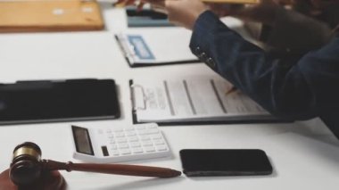 Ofiste belge ve belgelerle çalışan işadamı, hukuk avukatı kavramı