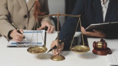 Avukat, müvekkili ile birlikte çalışıyor.