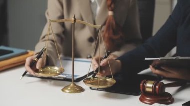 Avukat, müvekkil ile ofiste çalışıyor, yakın plan.