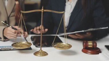 İş adamları toplantısı ve hukuki adalet kavramı