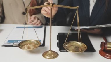 Avukat ve avukat ofiste çalışıyor. hukuki danışma kavramı