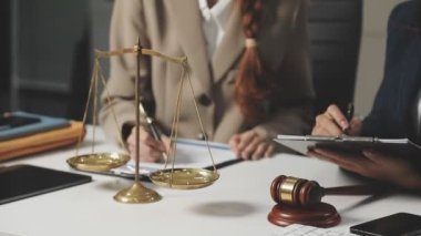 Avukat ofiste teraziyle çalışıyor, yakın çekim görüntüsü. Hukuk, adalet ve hukuk kavramı