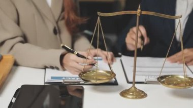 İş kadını avukat veya avukat, ölçek ve hukuki hukuk hizmetleri, hukuk hizmetleri, hukuki adalet ve hizmetler üzerinde çalışan müvekkil veya avukat