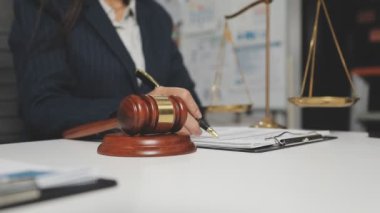 Ofiste çalışan avukat ya da yargıç