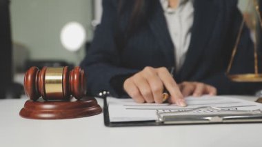 Ofiste çalışan avukat.